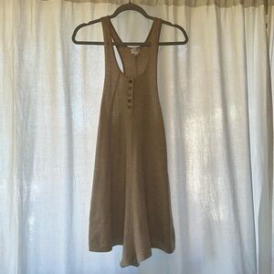 Lelis oatmeal colored romper with pockets